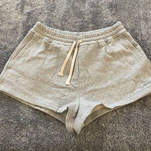 Aritzia TNA Sweatfleece mega cozy shorts, size Large